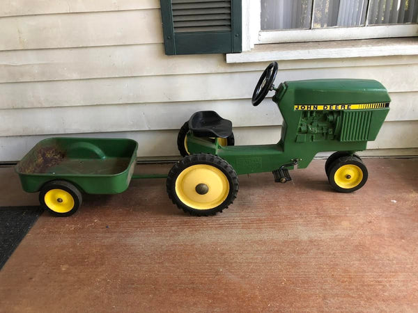 VINTAGE JOHN DEERE METAL CHILD'S RIDING PEDAL TRACTOR AND CART