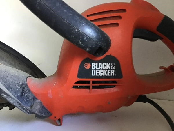 BLACK AND DECKER ELECTRIC HEDGE TRIMMER WITH 21" BLADE