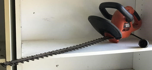 BLACK AND DECKER ELECTRIC HEDGE TRIMMER WITH 21" BLADE