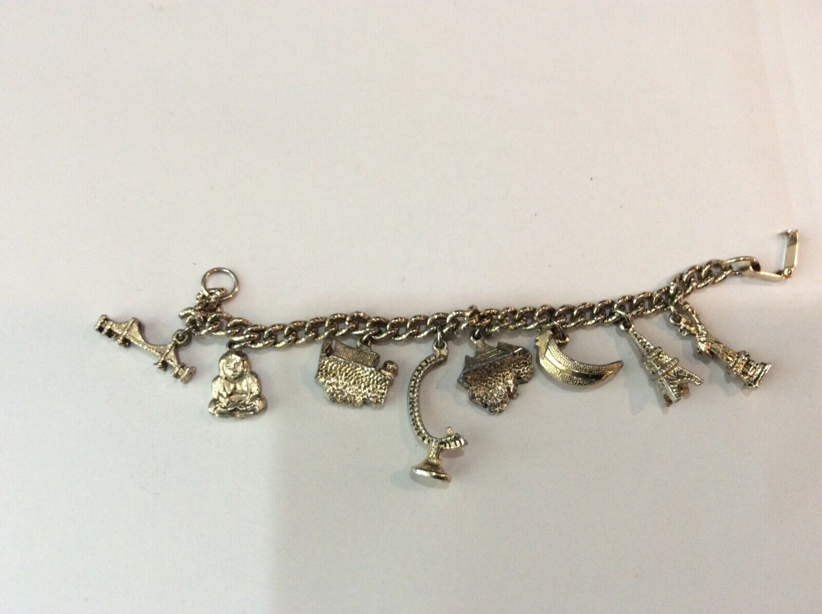 VTG GOLD TONED CHARM BRACELET WITH 8 CHARMS