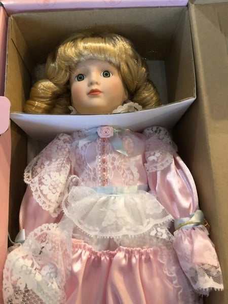 1991 DESIGN DEBUT 17" SUE ELLEN PORCELAIN DOLL (NEW IN BOX W/ COA AND TAGS)