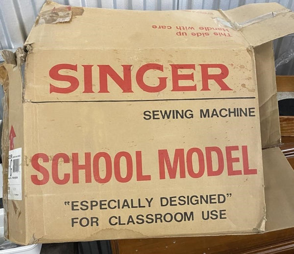 VINTAGE SINGER SCHOOL MODEL PORTABLE SEWING MACHINE