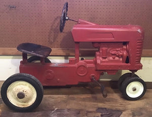 VINTAGE FARMALL INTERNATIONAL HARVESTER RED CAST IRON PEDDLE TRACTOR