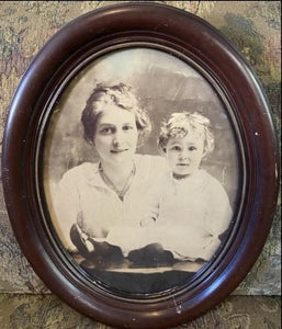 ANTIQUE OVAL FRAMED PICTURE OF MOTHER AND CHILD