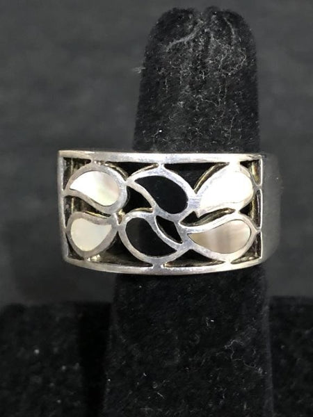 BEAUTIFUL .925 STERLING SILVER RING W/ BLACK ONYX AND MOTHER-OF-PEARL (SIZE 7.5)